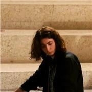 Artista multidisciplinar desde hace más de 15 años, con grado superior en interpretación y máster en audiovisuales, además de más de 10 años de experiencia en el ámbito performático, teatral, cinematográfico y plástico